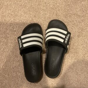 Comfortable and stylish, these Adidas kids slides feature a classic black and wh